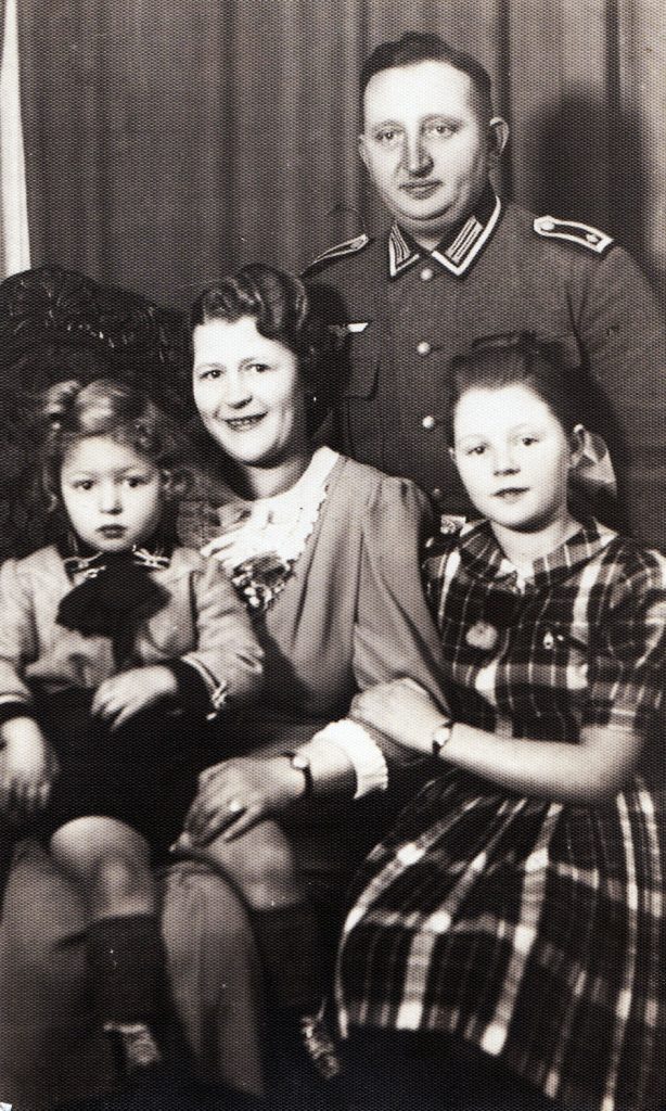 Familia Psotta, hacia 1940. En el extremo izquierdo Helmut, en el regazo de su madre Rosa.
