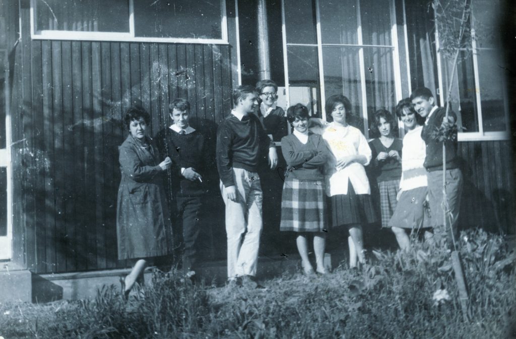 Estudiantes con Psotta frente al Taller. Se supone que esta foto es de 1964 y muestra de izquierda a derecha: Doris Fisher, Kai Peronard, H.J. Psotta, Gabriela Verhaaf, Ana-Maria Undurraga, tres personas no identificadas, Augusto Cabeza.