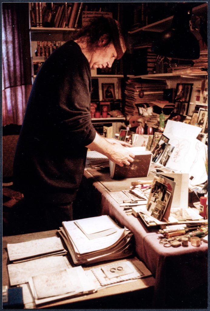 Psotta en su estudio de Gahlen con el cuaderno de bocetos, 1998.