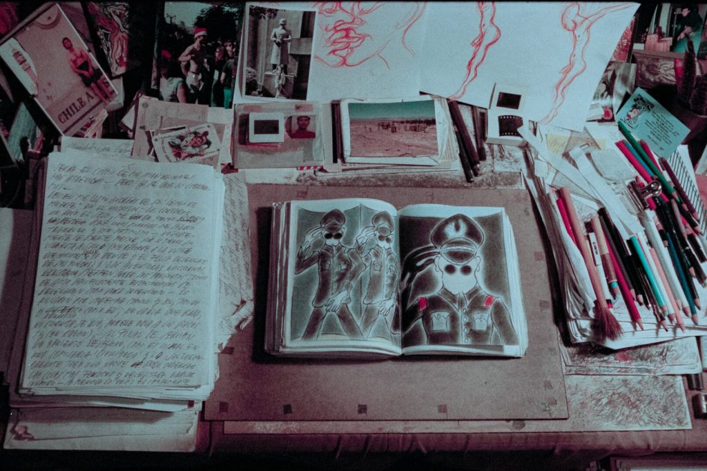 Aquí puede verse la mesa de trabajo de Psotta en Gahlen, donde se creó el cuaderno de bocetos. Arriba, a la izquierda del centro, la foto de la escultura que sirvió de modelo.